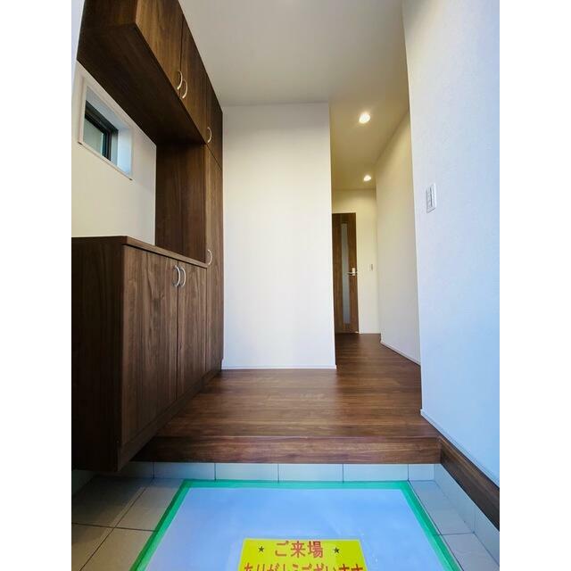 開ければ広がる、閉じれば落ち着く玄関（2号棟）