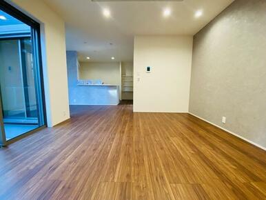 アクセントをつけたクロスでスタイリッシュな空間（2号棟）