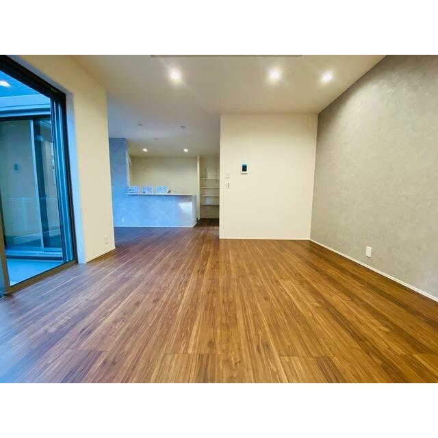 アクセントをつけたクロスでスタイリッシュな空間（2号棟）