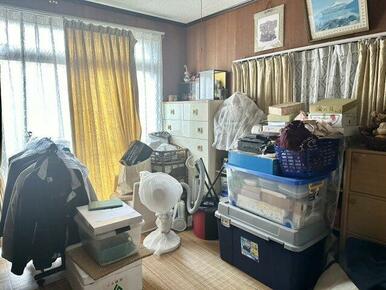 6帖の洋室です。開口部の大きな掃き出し窓からは明るい日差しが室内まで届きます。フローリングの床はお掃