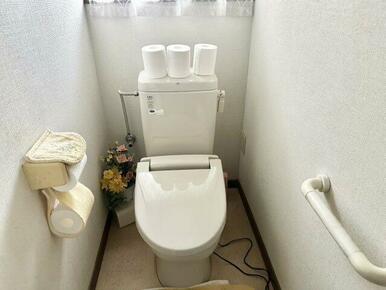 白いクロスの清潔感あるトイレです。暗くなりがちですが、窓から日差しが差し込み、換気もできます。便座