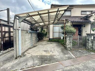 駐車場は1台です。カーポートが設置されており、車を雨や直射日光から保護する役割を果たしています。また