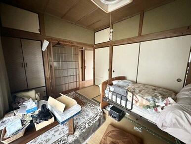 6帖の和室です。収納スペースが多数あり、掃除用品や普段使用しない日用品等収納することができます。