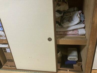和室の収納は、多用途に使える点が魅力です。布団や季節の物をすっきり収納でき、空間を有効に活用可能です