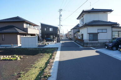 北側前面道路（西側より撮影）