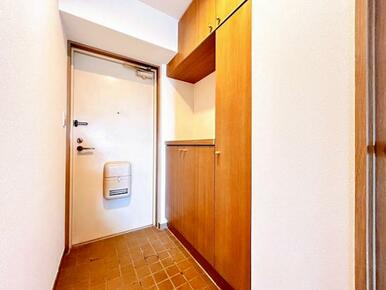 「玄関」玄関内部の写真です。照明交換いたしました。収納豊富なシューズボックスがございます。