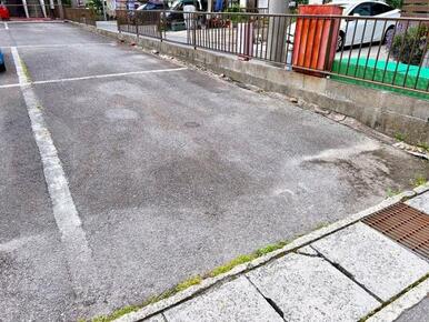 「駐車場」マンション敷地内駐車場を1台分確保しております。