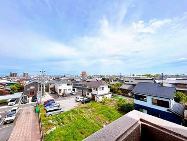 「眺望」バルコニーから見える景色です。目線の合う建物もなく、ゆったりとした雰囲気ですね。