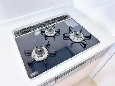 「ガスコンロ」システムキッチンは使いやすい三口コンロです。