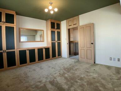 2階西側洋室、彩光良好です♪