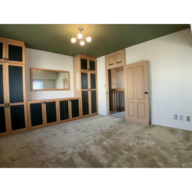 2階西側洋室、彩光良好です♪