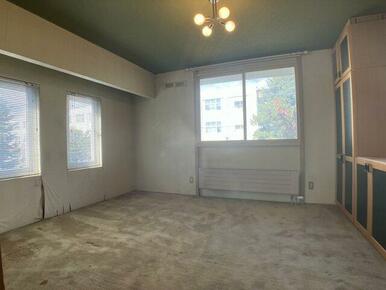 2階西側洋室、彩光良好です♪