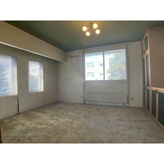 2階西側洋室、彩光良好です♪