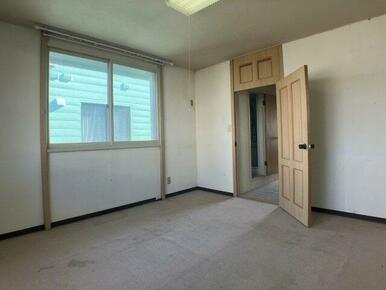 2階北西側洋室、彩光良好です♪