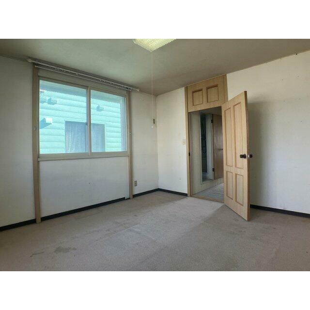 2階北西側洋室、彩光良好です♪