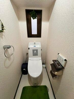 シンプルで衛生的な白と基調としたトイレです。温水洗浄便座になっており、換気も出来る窓があります。掃除