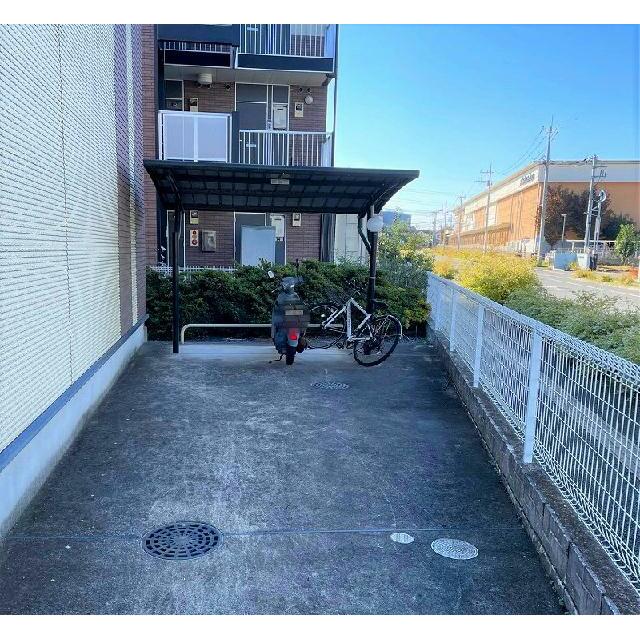 屋根付き駐輪場完備