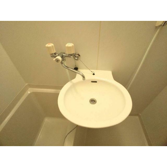 鏡を備え　準備のしやすい洗面台