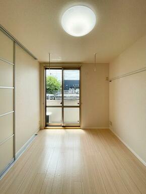 ☆リビング横の洋室５．５帖です♪照明付き♪