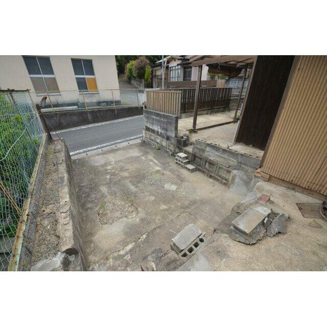 広くありません。