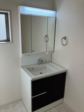 洗面台で帰宅後のリセットタイム（1号棟）