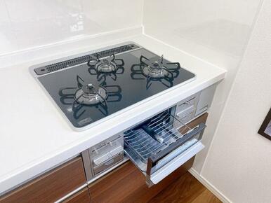 「キッチン」グリル付き三口コンロです