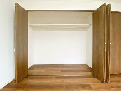 「２階南西洋室」収納スペースがございます