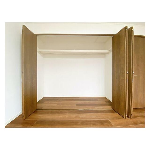 「２階南西洋室」収納スペースがございます