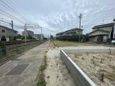 【現地写真／前面道路を含む写真】