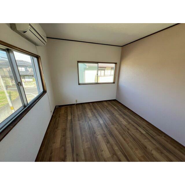 リフォーム済みでキレイな床と壁です