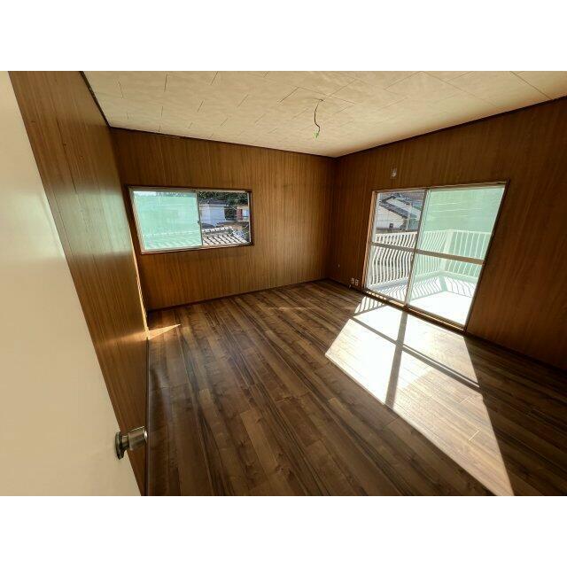 2F洋室！大きなバルコニーへ続くお部屋です♪