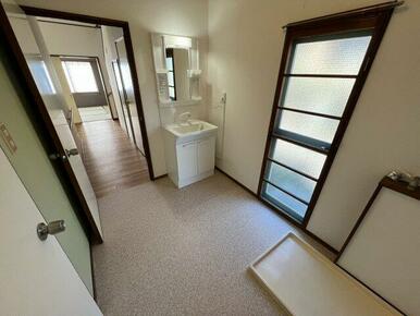 キレイな洗面台に交換済み