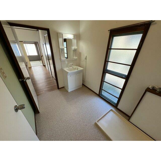 キレイな洗面台に交換済み