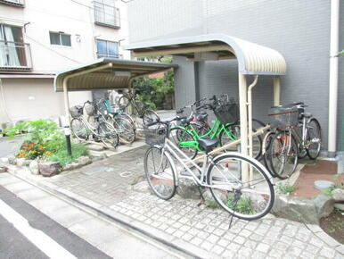 敷地内に専用の自転車置き場がございます。