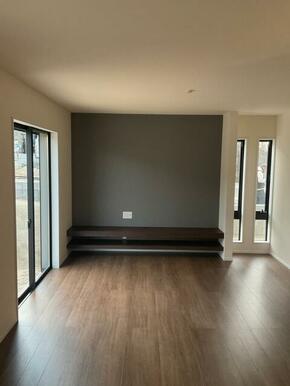 遊び心のあるアクセントクロスがリビングに華やぎを与えます（1号棟）