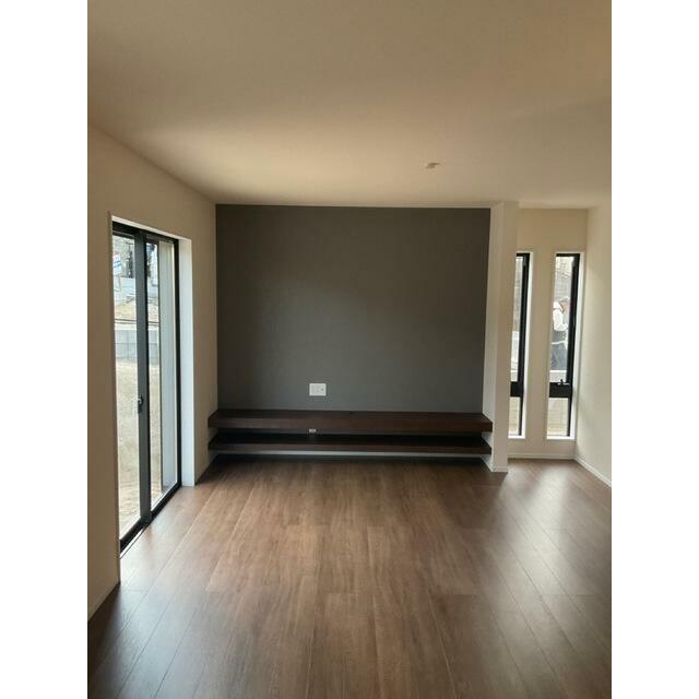 遊び心のあるアクセントクロスがリビングに華やぎを与えます（1号棟）