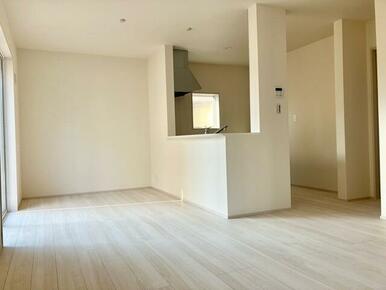 くつろぎスペースとしてはもとより、リビングに学習やテレワークのスペースを設けるご家庭も増えています（1号棟）