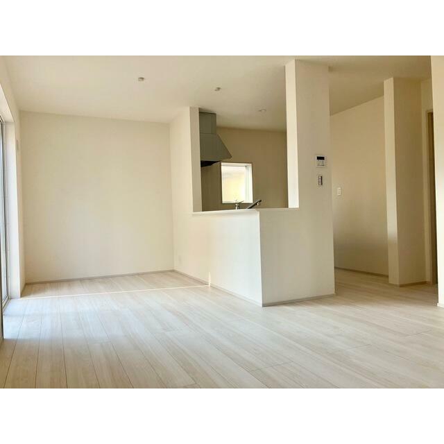 くつろぎスペースとしてはもとより、リビングに学習やテレワークのスペースを設けるご家庭も増えています（1号棟）