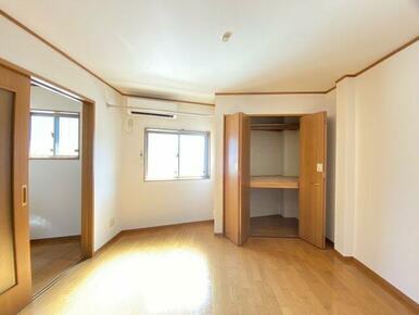 玄関入って右側の洋室です。明るいお部屋でエアコン付き。