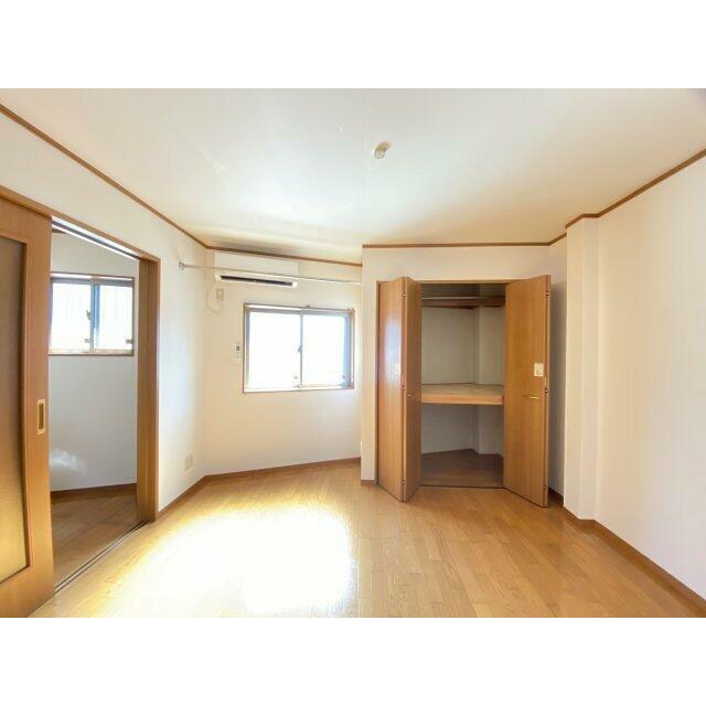 玄関入って右側の洋室です。明るいお部屋でエアコン付き。