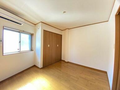 窓の下のスペースに収納家具がちょうどよく収まりそうです♪