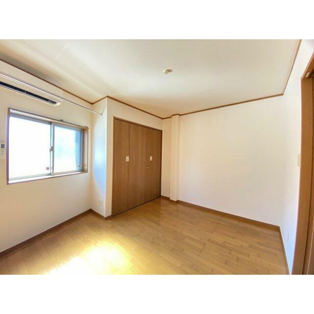 窓の下のスペースに収納家具がちょうどよく収まりそうです♪