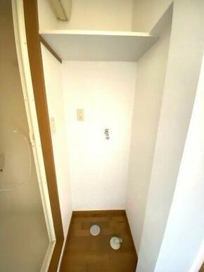 室内洗濯機置場。棚もあるのでタオルや洗剤ストックも便利♪