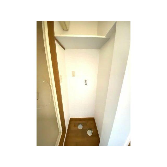 室内洗濯機置場。棚もあるのでタオルや洗剤ストックも便利♪