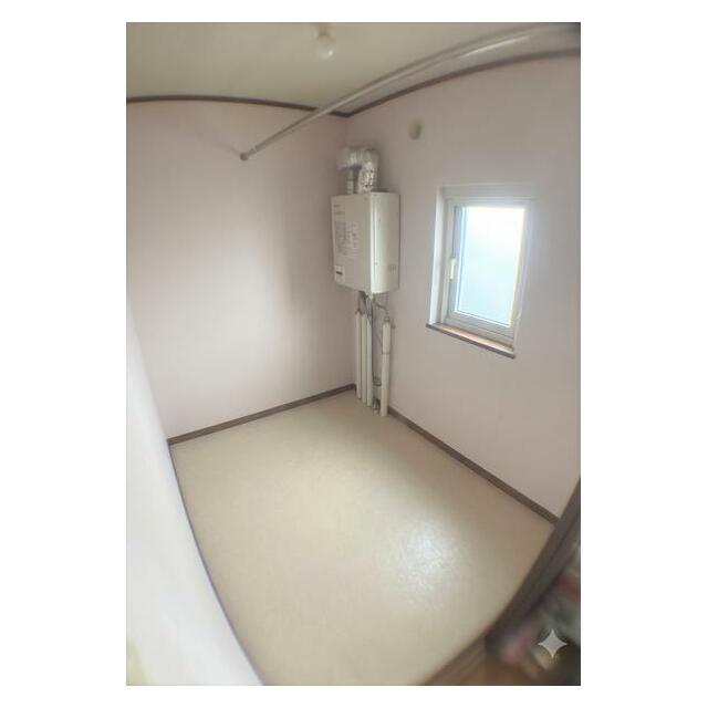 ボイラー室 石油給湯器と床材は2013年交換・張替 ＡＩにより残置物を消しております