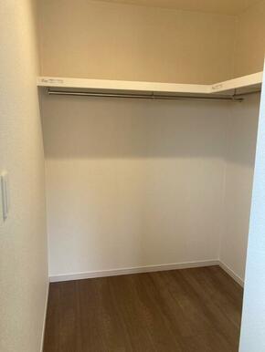 空間の使い方はいろいろ。服だけでなくさまざまなアイテムの収納にも◎（2号棟）