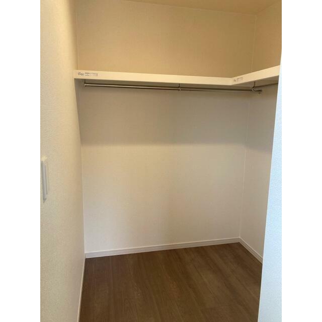 空間の使い方はいろいろ。服だけでなくさまざまなアイテムの収納にも◎（2号棟）