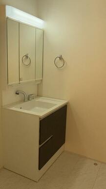 朝のお化粧から夜のスキンケアまで幅広く対応（1号棟）