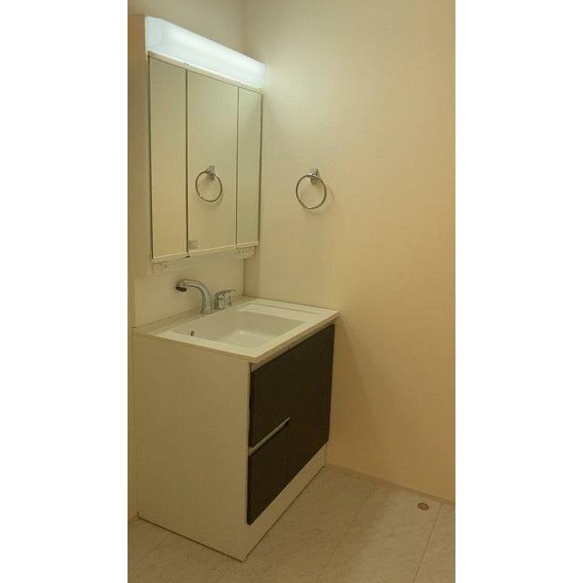 朝のお化粧から夜のスキンケアまで幅広く対応（1号棟）