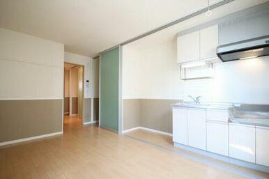 洋室　キッチンはスライディングスクリーンで仕切られています。